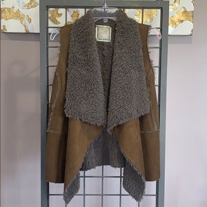 (PRE-LOVED) SUEDE VEST WITH FAUX FUR TRIM💖